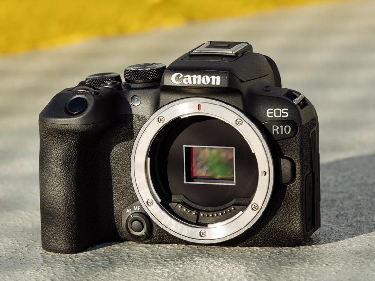 Die Canon EOS R10 ist mit einem Multifunktions-Zubehörschuh ausgestattet, der in Hochgeschwindigkeit mit neuem Zubehör kommunizieren soll und diese mit Strom versorgt.