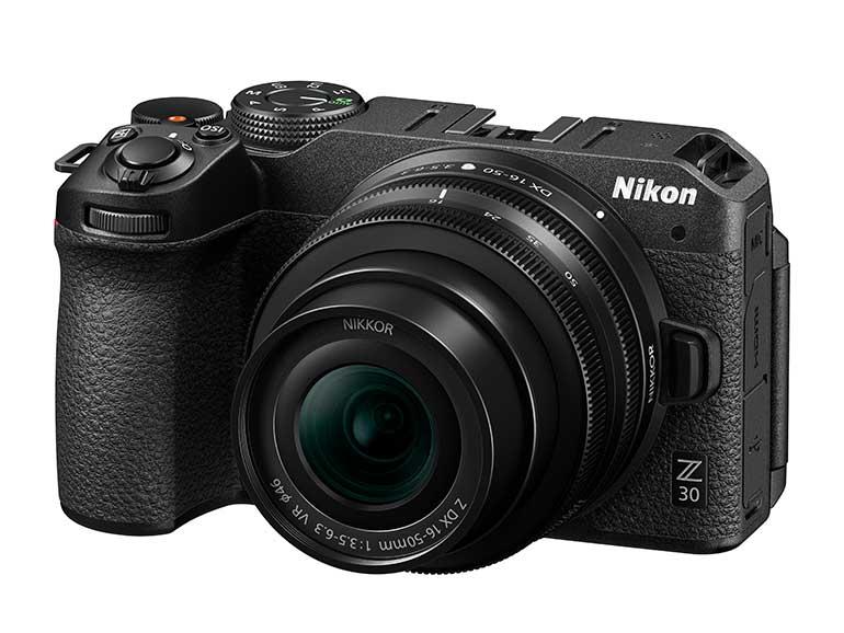 Da die Nikon Z 30 keinen Sucher besitzt, ist die kompakt gebaut. Mit dem 16–50mm-Kitobjektiv eignet sich die APS-C-Kamera hervorragend für unterwegs. 