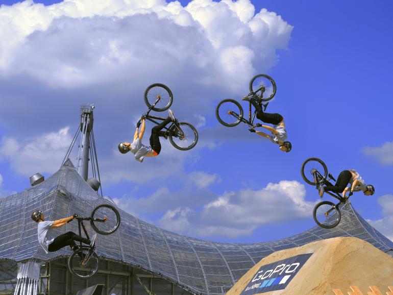 Bildmontage: Ein BMX-Radfahrer übt einen Salto auf einer Sprungschanze aus. Der Bewegungsablauf wurde als Einzelbildmontage zu einem Foto zusammengefügt. Panasonic Lumix DMC-GX7 | 40mm | 1/8000 s | f/3,5 | ISO 200