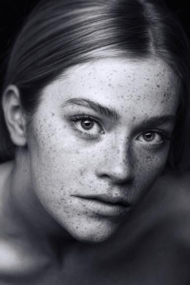 Auch dies ist ein freies Projekt des Fotografen. Lübke nimmt sich neben den vielen Auftragsarbeiten immer wieder Zeit dafür. Hier ein Porträt des Models Swantje. Leica S2 | Apo-Macro-Summarit-S 2,5/120mm | 120mm | 1/125 s | f/16 | ISO 160