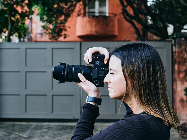 Bei Video-Modi bis 4K: In Verbindung mit dem XF18-120mmF4 LM PZ WR wechselt die Kamera nach Erreichen der maximalen optischen Brennweite nahtlos zum Digitalzoom, um die Brennweite effektiv zu verdoppeln.