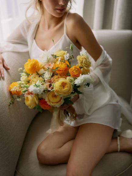 Blumen: Auch auf Accessoires kommt es bei Boudoir-Fotos an. Hier steht der Blumenstrauß sogar im Mittelpunkt. Canon EOS R5 | 50mm | 1/400 s | f/2 | ISO 100