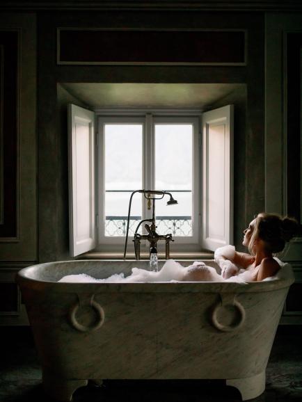 Fenster: Boudoir- Foto in der Badewanne – ein perfektes Motiv, besonders, wenn es ein Fenster mit natürlichem Licht im Raum gibt. Canon EOS R5 | 35mm | 1/250 s | f/1,4 | ISO 6400