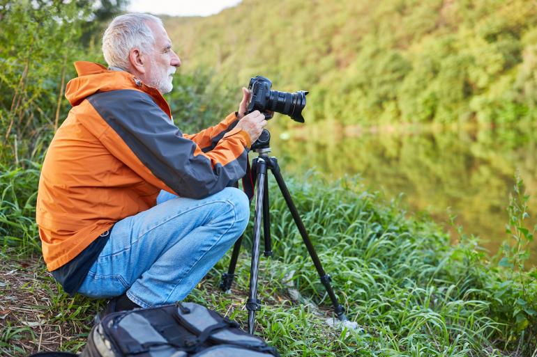 Landschaftsfotograf mit Stativ