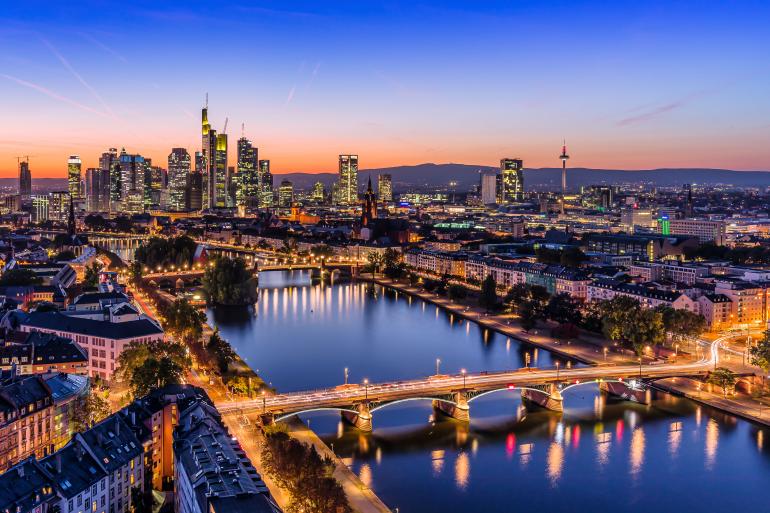 Stadtlandschaft zur blauen Stunde. Canon EOS 5D Mark IV | 22mm | 30 s | f/10 | ISO 100