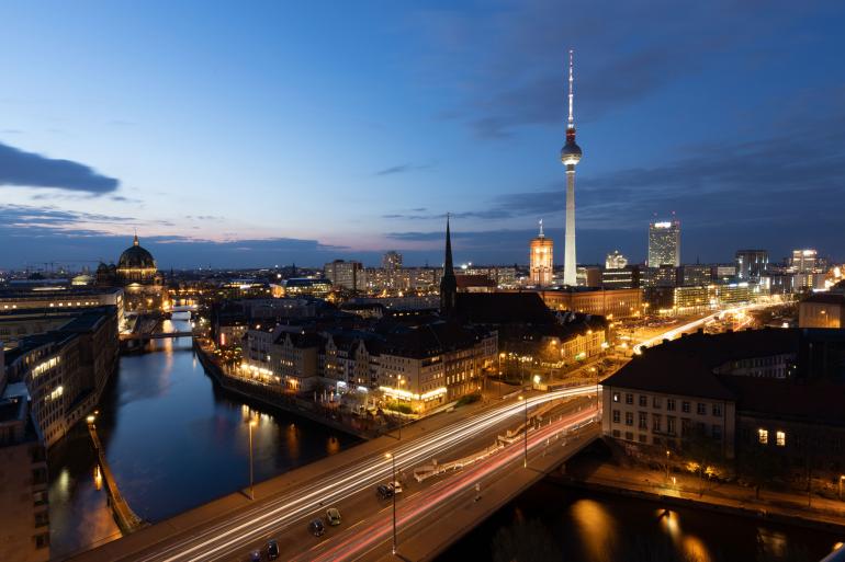 Berlin eindrucksvoll im Licht der Dämmerung (unbearbeitet). Canon EOS R | 20mm | 30 s | f/18 | ISO 200