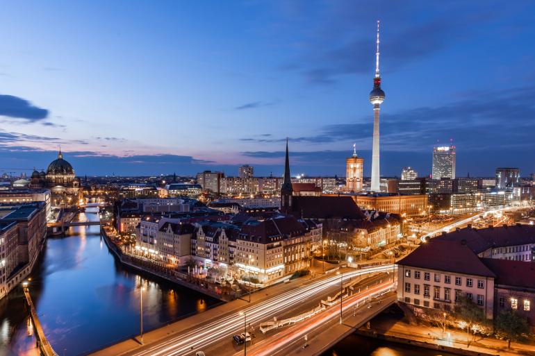 Halten Sie eine Stadtlandschaft zur blauen Stunde fest, wenn die gelben Kunstlichter der Gebäude und Laternen in einen spannenden Kontrast mit dem in tiefes Blau getauchten Himmel treten. Canon EOS R | 20mm | 30 s | f/18 | ISO 200