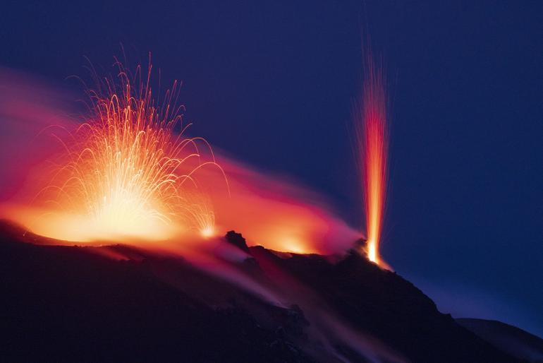 Eruption: Nachts wirken die Ausbrüche am Stromboli noch einmal dramatischer. Canon EOS R5 | 500mm | 4 s | f/7,1 | ISO 1250
