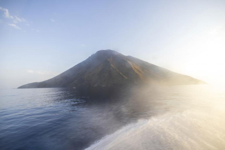 Stromboli: Den aktivsten Vulkan Europas erreicht man vom Meer aus. Der Vulkan darf nur unter ortskundiger Führung bestiegen werden. Canon EOS R5 | 15mm | 1/200 s | f/3,2 | ISO 50