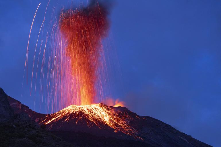 Lava speiende Vulkane sind das Spezialgebiet der Extremfotografin Ulla Lohmann. Eine ihrer Expeditionen nach Sizilien können Sie als Videoreportage auf FotoTV. miterleben. Canon EOS R5 | 114mm | 5 s | f/4,5 | ISO 2500