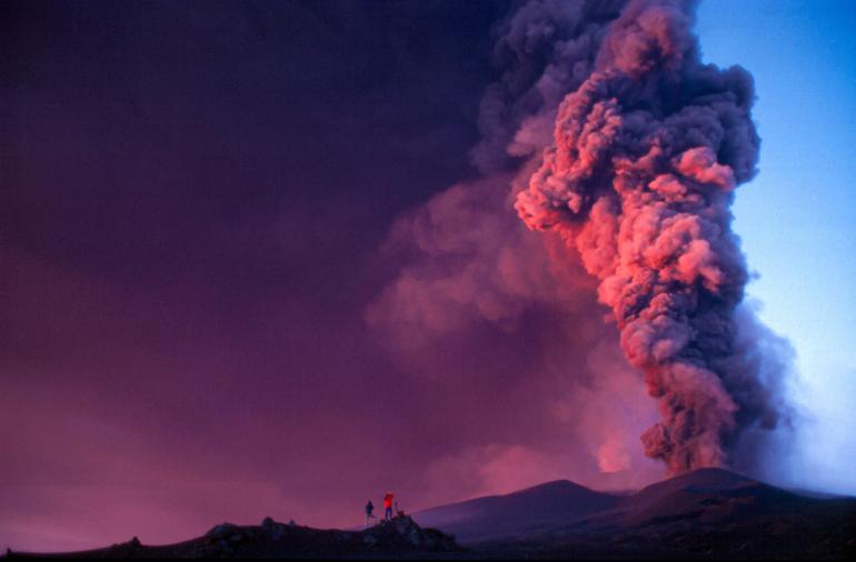 Expertin: Warum Ulla Lohmann als die Expertin in Sachen Vulkanfotografie gilt, zeigt dieses Bild. Die Wucht der Vulkanwolken hält sie in nahezu poetischer Schönheit fest.