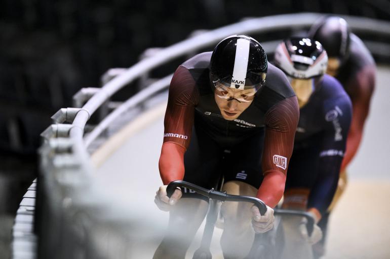 Kniffliges Licht meistern: Der Autofokus mit Gesichtserkennung und 3D-Tracking arbeitet auch bei schlechten Lichtverhältnissen präzise, wie bei diesem Indoor-Shooting mit echten Radsport-Athleten. Nikon Z 9 | 400mm | 1/1600 s | f/2,8 | ISO 8000