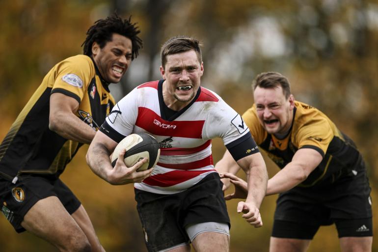 Gesichtserkennung: Dank der Gesichtserkennung wird das anvisierte Gesicht des Profi-Rugbyspielers auch im actionreichen Spielbetrieb erkannt und kontinuierlich verfolgt und mit 400mm und Offenblende f/2,8 vor einem weichen Bokeh scharf in Szene gesetzt.