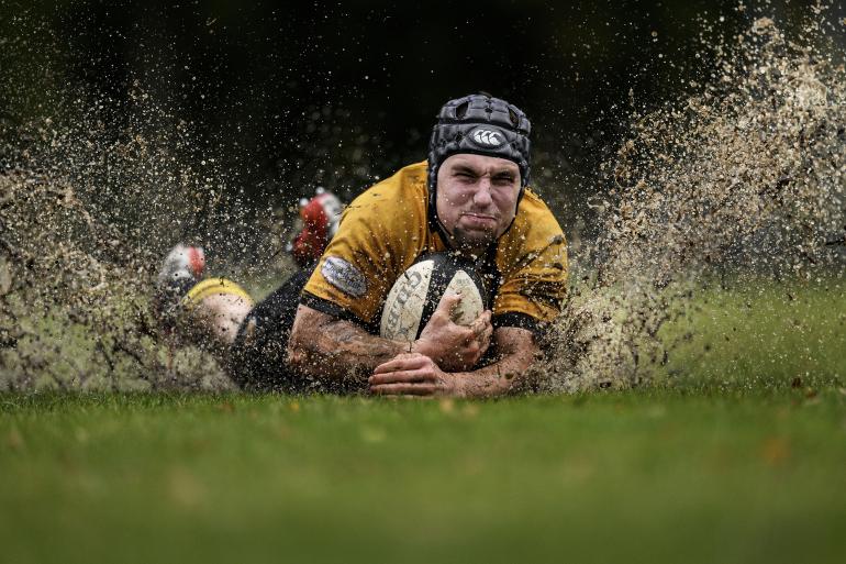 3D-Tracking: Selbst in actionreichen Momenten mit störenden Elementen wie fliegenden Wasserspritzern verfolgt die Z 9 das Gesicht des Rugbyspielers zuverlässig. Nikon Z 9 | 400mm | 1/3200 s | f/2,8 | ISO 1600