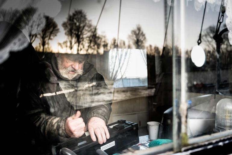 Manuell mit Focus Peaking: Bei Motiven, die durch ein reflektierendes Objekt fotografiert werden, fokussiert Stefan Finger manuell und nutzt Focus Peaking zur Unterstützung.