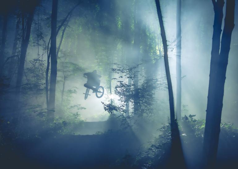 BMX-Fahrer im Nebel