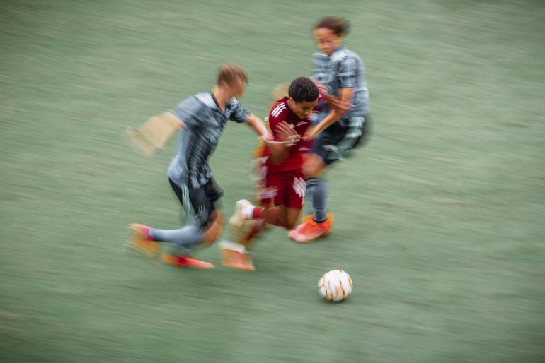 Dynamik durch Unschärfe: Um eine starke Bewegungsunschärfe zu erhalten, die Fußballer jedoch gleichzeitig zu verfolgen, verwendete Holder eine relativ lange Belichtungszeit von 1/20 s sowie AI Servo AF. Canon EOS R5 | 270mm | 1/20 s | f/9 | ISO 100