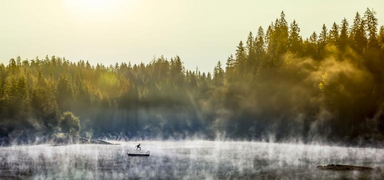 Sportler im Nebel: Um die Action scharf einzufangen sowie die Landschaft durchgehend scharf abzubilden, wählte Holder eine Verschlusszeit von 1/1000 s und eine mittlere Blende von f/7,1. Canon EOS 5D Mark IV | 70mm | 1/1000 s | f/7,1 | ISO 100