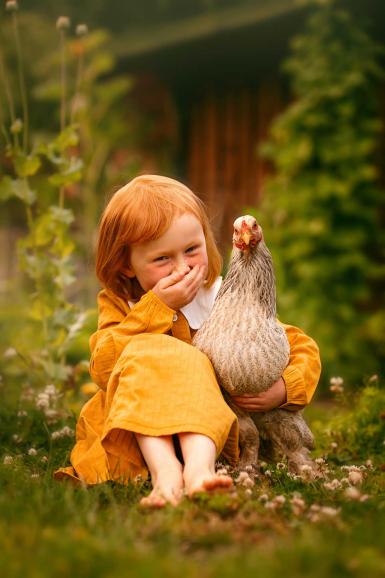Mädchen mit Huhn