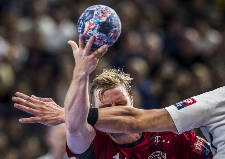 Handball: Aron Palmarsson vom Handballclub KC Veszprém wird von seinem Gegenspieler hart attackiert. Nikon D5 | 200mm | 1/2500 s | f/2 | ISO 2500 | 03.06.2017