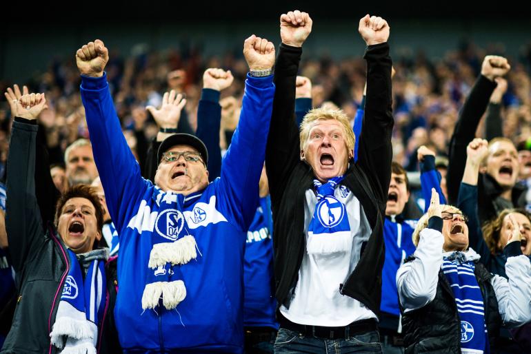 Fußballfans: Jubelnde Fans des FC Schalke 04 beim Sieg gegen Mönchengladbach. Nikon 4DS | 85mm | 1/1000 s | f/1,4 | ISO 800 | 02.10.2016