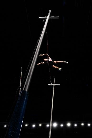 Der Pole Piotr Lisek springt im Stabhochsprung beim ISTAF Indoor in Düsseldorf über die Latte. Stabhochsprung | Nikon Z 9 | 18,5mm | 1/250 s | f/3,2 | ISO 1250 | 20.02.2022