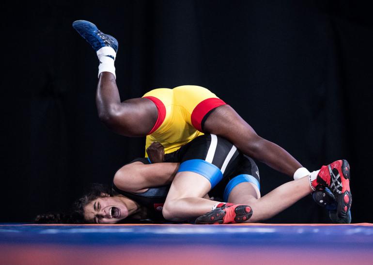Zaineb Sghaier (unten) aus Tunesien kämpft bei den Youth Olympic Games in Buenos Aires im Ringen gegen Natacha Veronique Nabaina aus Kamerun. Wrestling | Nikon D5 | 400mm | 1/2500 s | f/2,8 | ISO 4000 | 13.10.2018