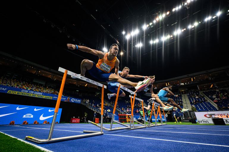 Perfekter Kamerastandpunkt: Rafael Pereira aus Brasilien läuft beim ISTAF Indoor in der Mercedes-Benz Arena in Berlin über die 60-m-Hürden. Hürdenlauf | Nikon Z 6II | 14mm | 1/4000 s | f/2,8 | ISO 4000 | 04.02.2022