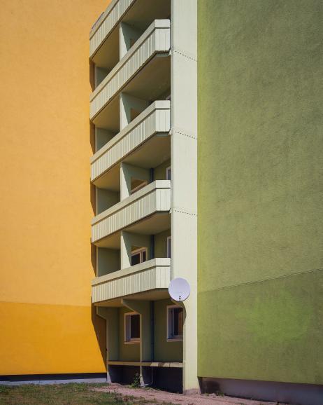 Eine versteckte Ecke in der Nähe des Berliner Ostbahnhofs – auch hier spielen Schatten und Farbkontraste wieder eine entscheidende Rolle.