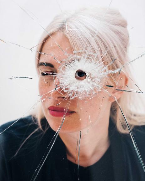 Durchschuss: Während einer Ausstellung der Künsterlin Yoko Ono im Jahr 2019 in Leipzig entstand dieses markante Bild, das zeigt, dass Langer nicht nur Architektur fotografiert, sondern immer wieder auch Menschen vor der Linse hat.