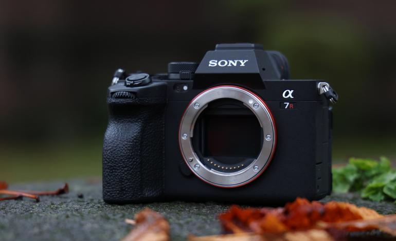 Hochauflösendes Kraftpaket: Die Sony Alpha 7R V tritt wie schon ihre Vorgängerin mit reichlich Auflösung aufs Parkett der Profi-CSCs. Und wenn 61 MP mal nicht ausreichen, hat Sony auch hierfür eine Lösung parat: Mit der Pixel-Shift-Multi-Shooting-Funktion zeichnet die Kamera 16 Bilder auf, die Sie mit der Imaging-Edge-Desktop-Software zu einem 241-MP-Bild zusammenfügen können.