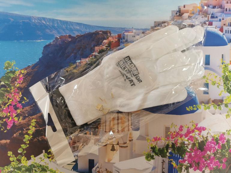 Gegen Schmutz und Kratzer: Bei Bilder.de werden Handschuhe ohne Extrakosten mitgeliefert.