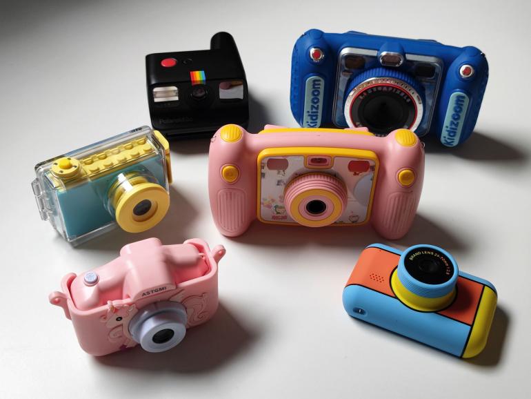 Wir waren überrascht, wie klein die Kameras zum Teil sind. Achten Sie darauf, ob Ihr Kind tatsächlich ein Minimodell braucht oder nicht besser zwei Handgriffe bevorzugt.