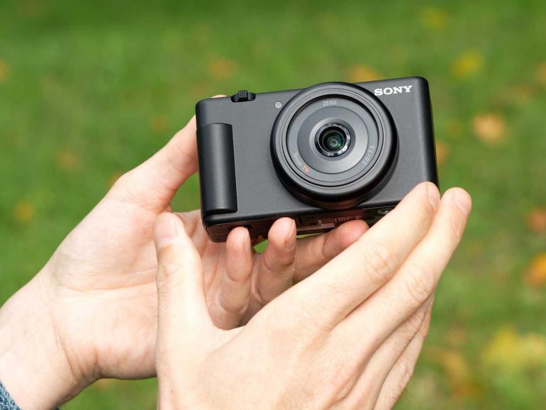 Die neue Sony ZV-1F ist klar im Vlogging-Segment angesiedelt und erst in zweiter Linie eine Kamera zum Fotografieren.