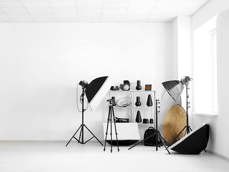 Reflektoren, Softboxen und Schirmen finden sich in professionellen Studios. Hilfreiche Tools für zu Hause haben wir Ihnen unten aufgelistet.