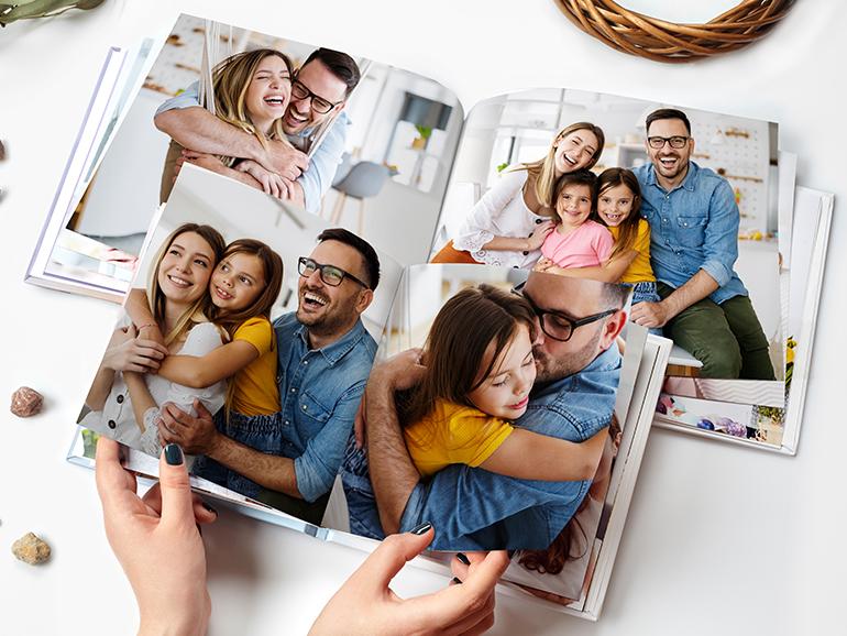 Ein selbst gestaltetes Fotobuch zaubert immer wieder ein Lächeln in Ihr Gesicht, deshalb werden Fotobücher von MEINFOTO.de auch so gerne an Freunde und Familienmitglieder verschenkt.