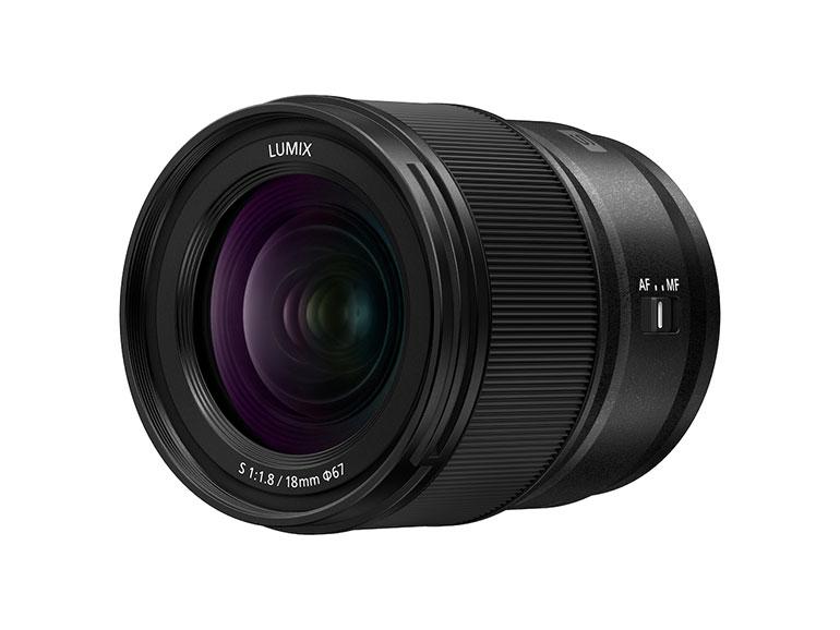 Statt mit vielen Einstellungselementen tritt das Lumix S 18mm F1.8 wie bereits die anderen f/1,8-Festbrennweiten im S-Portfolio mit einem reduzierten Ausstattungsumfang auf. Dafür ist das wetterfeste Objektiv mit 340 Gramm angenehm leicht.