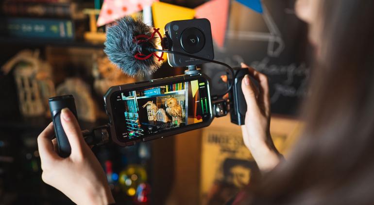 Mit dem richtigen Zubehör wird das Smartphone zum Video-Profi.