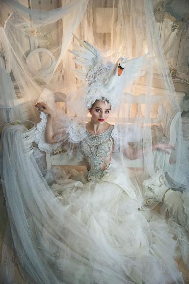 Vollkommene Eleganz: Model Svenna zeigt eine elegante Armhaltung, gekennzeichnet durch zwei Dreiecke, die die Pose filigraner erscheinen lassen und, sofern nötig, Ansatzpunkte fürs Verflüssigen bieten. (Make-up &amp; Styling: Eva Hinsken-Ebbing; Support: Fred Göllesch) | Nikon D810 | Nikkor 24–120mm F4 S | 31mm | 1/160 s | f/4 | ISO 200