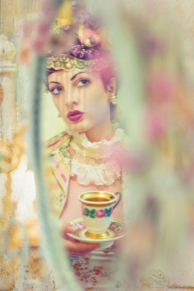 Interessante Details erzeugen: Über den Spiegel fotografiert, mit einem spannenden Schattenwurf im Gesicht des Models. | Nikon D800 | Tamron SP 24–70mm F2.8 Di VC USD G2 | 62mm | 1/80 s | f/2,8 | ISO 500