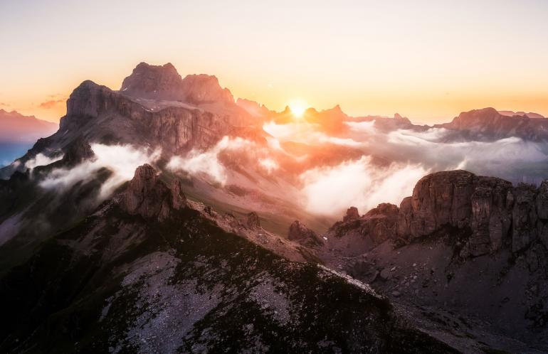 Um die untergehende Sonne knapp über den Bergspitzen im Bild integrieren zu können, ließ Sandra Eigenheer eine Drohne in die Luft steigen. DJI Mavic 2 Pro | 10,26mm | 1/400 s | f/3,2 | ISO 100