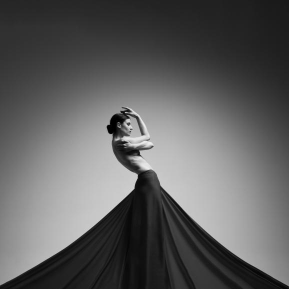 Filigrane Pose, perfekt gesetztes Licht, minimalistische Bildsprache: Fotograf Axel Brand zeigt hier sein ganzes Können als Studiofotograf. Sein Schwerpunkt ist seit Jahren die künstlerische Tanz- und Ballettfotografie. | TRIANGLE SKIRT | Fujifilm XT-30 | 52mm | 1/125 s | f/7,1 | ISO 200