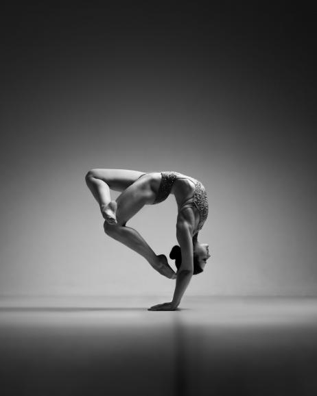 Die Tänzerinnen und Tänzer müssen Posen oft wiederholen, bis sie für die Kamera inszeniert richtig wirken. Das beansprucht die Muskeln mitunter enorm. | HANDSTAND | Fujifilm XT-30 | 52mm | 1/125 s | f/7,1 | ISO 200