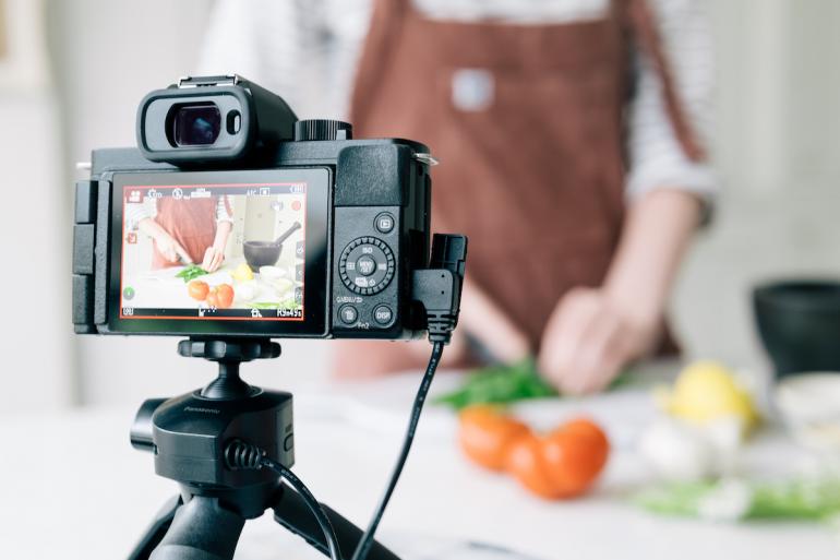 Einsteigerkameras wie die Panasonic Lumix G110 lassen sich auch problemlos für Studioproduktionen nutzen – beispielsweise für die Erstellung von YouTube-Videos.