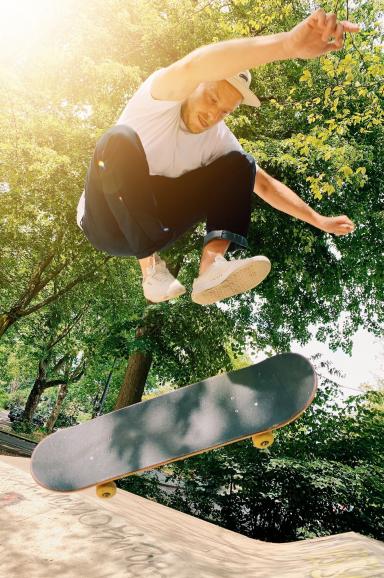 Ein Mann beim Skateboarden im Gegenlicht.