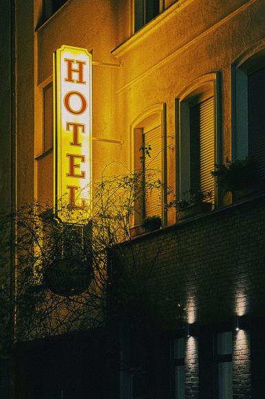 Nachtaufnahme eines leuchtenden Hotelschilds.
