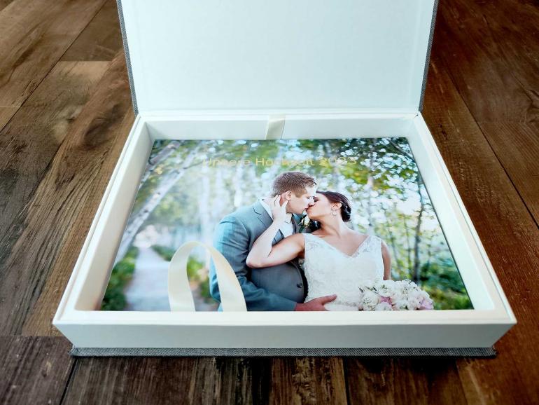 Geschenkbox: Möchten Sie ein Hochzeitsfotobuch gestalten und anschließend verschenken, lohnt sich der Aufpreis für eine schicke Geschenkbox. Im Test war diese bei Cewe und ifolor enthalten. Auch bei Pixum kann man eine Box hinzubestellen.