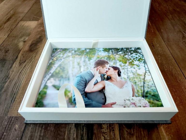 Geschenkbox: Möchten Sie ein Hochzeitsfotobuch gestalten und anschließend verschenken, lohnt sich der Aufpreis für eine schicke Geschenkbox. Im Test war diese bei Cewe und ifolor enthalten. Auch bei Pixum kann man eine Box hinzubestellen.