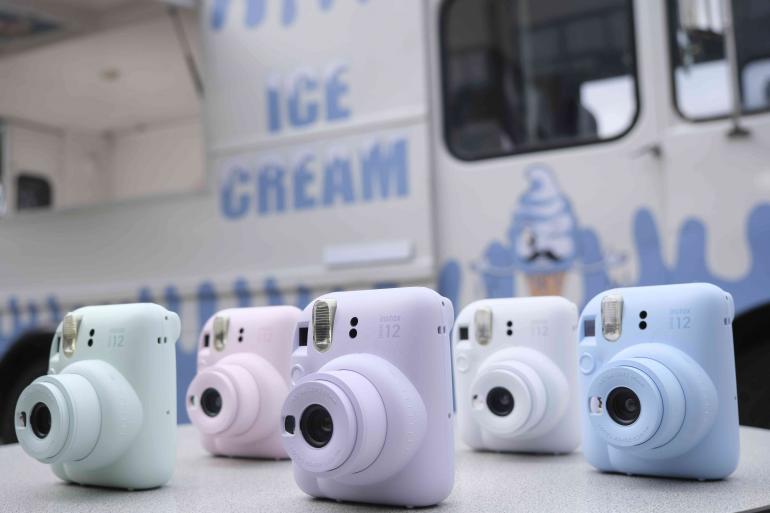 Die INSTAX mini 12 ist passend zum Frühjahr in den fünf frischen, trendigen Farben Pastel Blue, Mint Green, Blossom Pink, Lilac Purple und Clay White erhältlich.