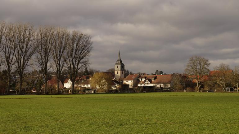 Normalbrennweite: Bei 60mm lässt sich das Dorf inklusive Vordergrund und Himmel in seiner Gänze zeigen.